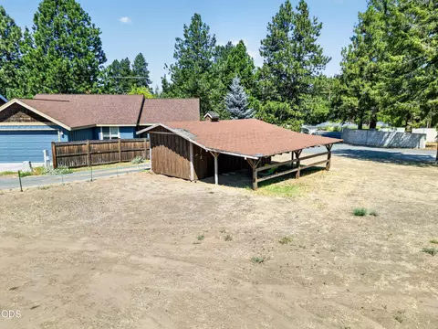 Exterior - 2640 NE 8th St, Bend, OR 97701 photo 5 of 6