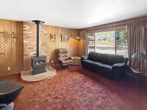Living - 2640 NE 8th St, Bend, OR 97701 photo 8 of 8