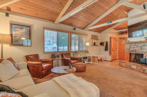 Living - 57077 Fox Ln, Sunriver, OR 97707 photo 2 of 2