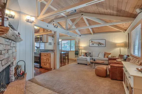 Living - 57077 Fox Ln, Sunriver, OR 97707 photo 1 of 2