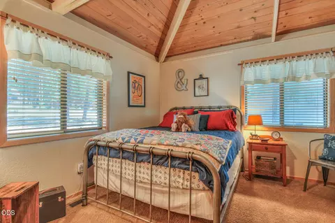 Bedroom - 57077 Fox Ln, Sunriver, OR 97707 photo 3 of 4