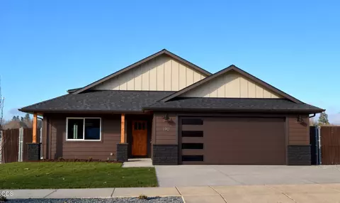 205 SW Quiet Water Ln, Grants Pass, OR 97527