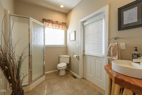 Bath - 60475 Dakota Trl, Bend, OR 97702 photo 1 of 5