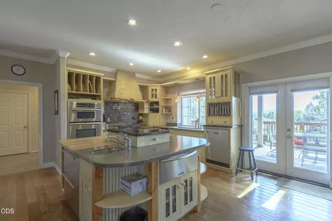 Kitchen - 60475 Dakota Trl, Bend, OR 97702 photo 2 of 9