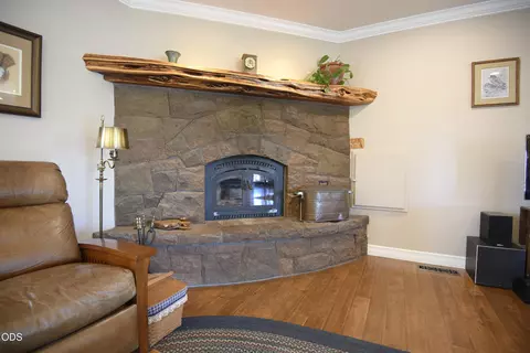 Living - 60475 Dakota Trl, Bend, OR 97702 photo 3 of 4