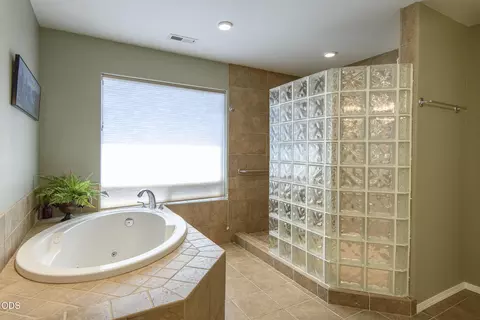 Bath - 60475 Dakota Trl, Bend, OR 97702 photo 5 of 5