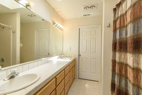 Bath - 60475 Dakota Trl, Bend, OR 97702 photo 3 of 5