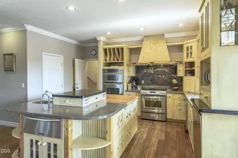 Kitchen - 60475 Dakota Trl, Bend, OR 97702 photo 3 of 9
