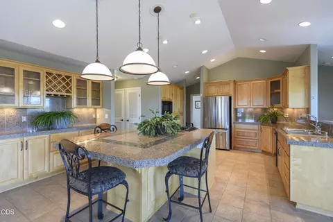 Kitchen - 60475 Dakota Trl, Bend, OR 97702 photo 6 of 9
