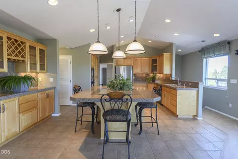 Kitchen - 60475 Dakota Trl, Bend, OR 97702 photo 5 of 9