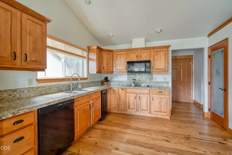 Kitchen - 17051 Upland Rd, Bend, OR 97707 photo 3 of 4