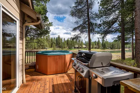 Exterior - 17051 Upland Rd, Bend, OR 97707 photo 3 of 5