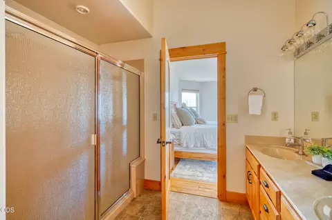 Bath - 17051 Upland Rd, Bend, OR 97707 photo 2 of 3