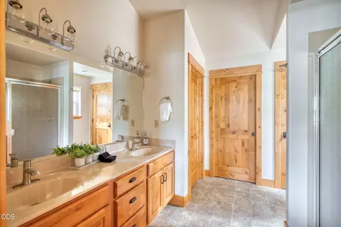 Bath - 17051 Upland Rd, Bend, OR 97707 photo 1 of 3