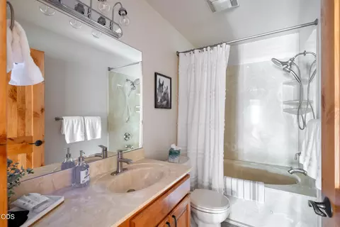 Bath - 17051 Upland Rd, Bend, OR 97707 photo 3 of 3