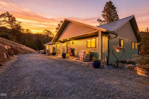 3257 Sardine Creek Rd, Gold Hill, OR 97525