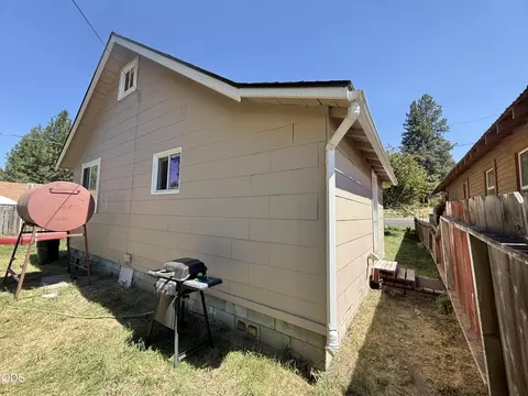 Exterior - 168 S 3rd Ave, Chiloquin, OR 97624 photo 2 of 3