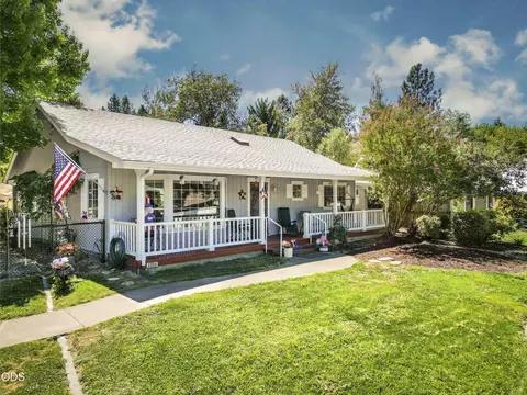 2200 Mayfield Dr, Grants Pass, OR 97527