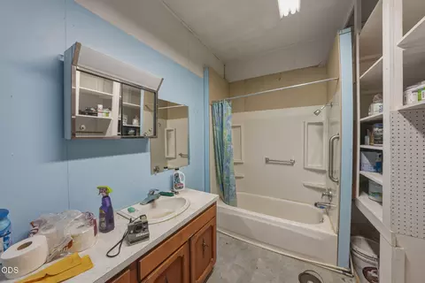 Bath - 67050 Gist Rd, Bend, OR 97703 photo 3 of 3