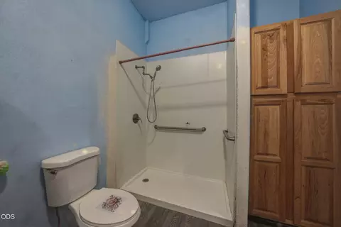 Bath - 67050 Gist Rd, Bend, OR 97703 photo 2 of 3