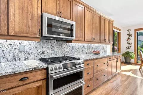 Kitchen - 60822 Cobblestone Pl, Bend, OR 97702 photo 6 of 9