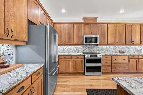 Kitchen - 60822 Cobblestone Pl, Bend, OR 97702 photo 7 of 9