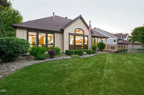 Exterior - 60822 Cobblestone Pl, Bend, OR 97702 photo 5 of 8