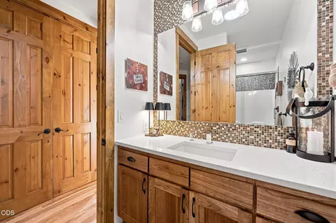 Bath - 60822 Cobblestone Pl, Bend, OR 97702 photo 3 of 4