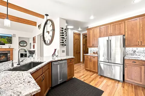 Kitchen - 60822 Cobblestone Pl, Bend, OR 97702 photo 5 of 9