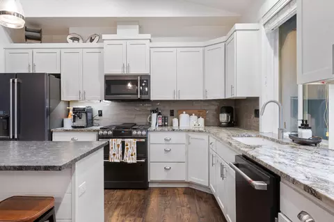 Kitchen - 56253 Marsh Hawk Rd, Bend, OR 97707 photo 2 of 4