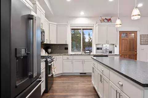 Kitchen - 56253 Marsh Hawk Rd, Bend, OR 97707 photo 4 of 4