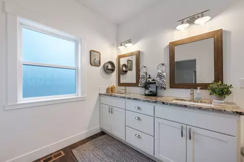 Bath - 56253 Marsh Hawk Rd, Bend, OR 97707 photo 4 of 5