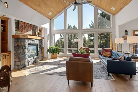 1187 NW Promontory Dr, Bend, OR 97703