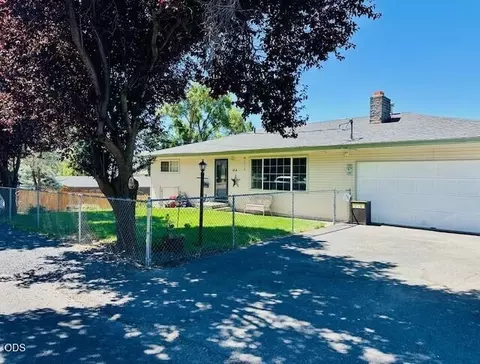 1814 Carlson Dr, Klamath Falls, OR 97603