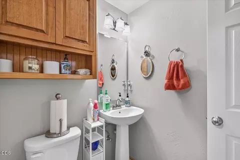 Bath - 207 Maxwell Pl, Central Point, OR 97502 photo 1 of 3