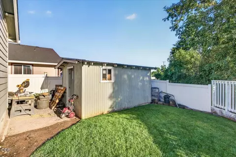 Exterior - 207 Maxwell Pl, Central Point, OR 97502 photo 6 of 11