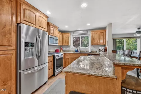 Kitchen - 207 Maxwell Pl, Central Point, OR 97502 photo 4 of 4