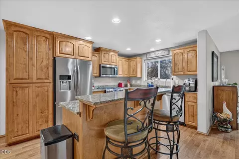 Kitchen - 207 Maxwell Pl, Central Point, OR 97502 photo 3 of 4