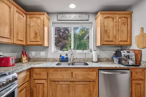 Kitchen - 207 Maxwell Pl, Central Point, OR 97502 photo 1 of 4