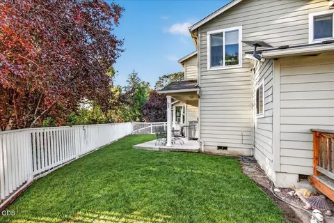 Exterior - 207 Maxwell Pl, Central Point, OR 97502 photo 10 of 11