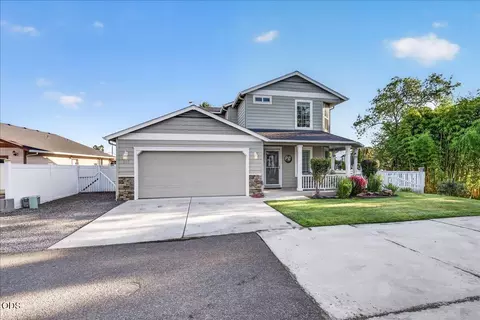 Exterior - 207 Maxwell Pl, Central Point, OR 97502 photo 2 of 11