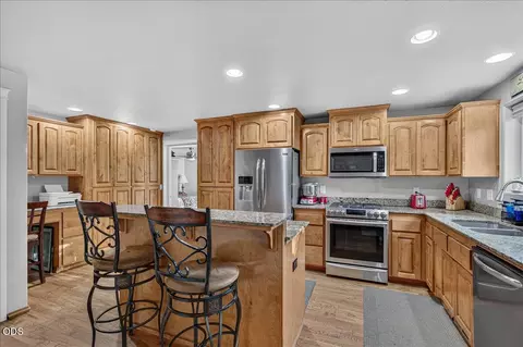 Kitchen - 207 Maxwell Pl, Central Point, OR 97502 photo 2 of 4