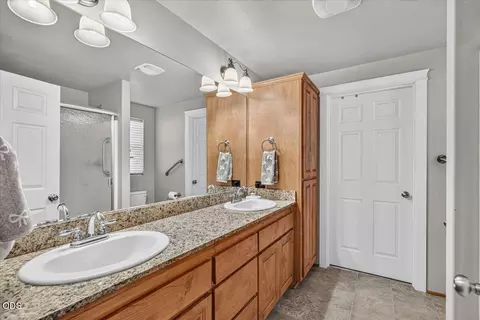 Bath - 207 Maxwell Pl, Central Point, OR 97502 photo 2 of 3