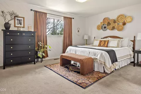 Bedroom - 1941 NE Desert Ct, Bend, OR 97701 photo 1 of 9