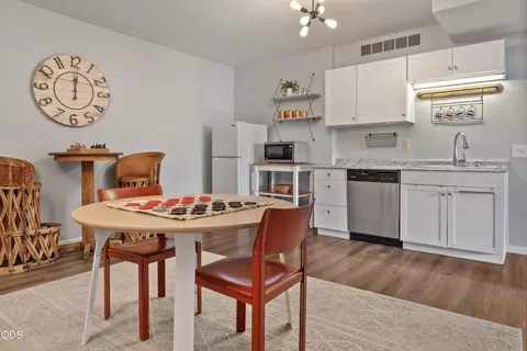 Kitchen - 1941 NE Desert Ct, Bend, OR 97701 photo 5 of 5