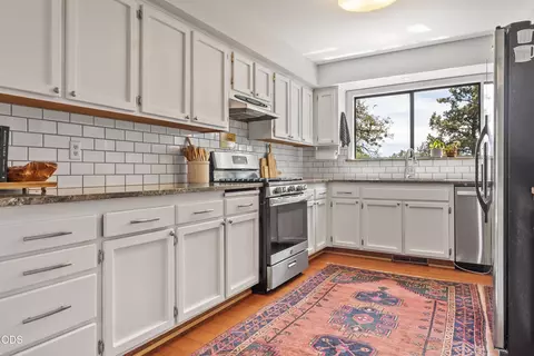 Kitchen - 1941 NE Desert Ct, Bend, OR 97701 photo 3 of 5