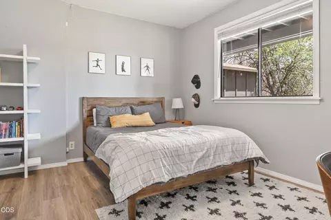 Bedroom - 1941 NE Desert Ct, Bend, OR 97701 photo 7 of 9