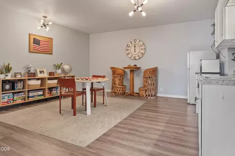 Dining - 1941 NE Desert Ct, Bend, OR 97701 photo 5 of 6