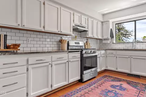 Kitchen - 1941 NE Desert Ct, Bend, OR 97701 photo 2 of 5