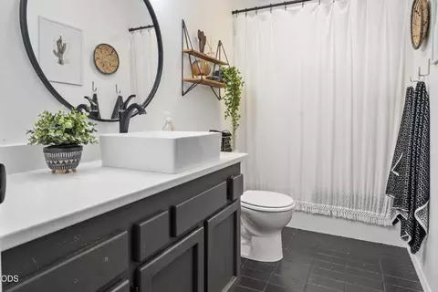 Bath - 1941 NE Desert Ct, Bend, OR 97701 photo 2 of 3